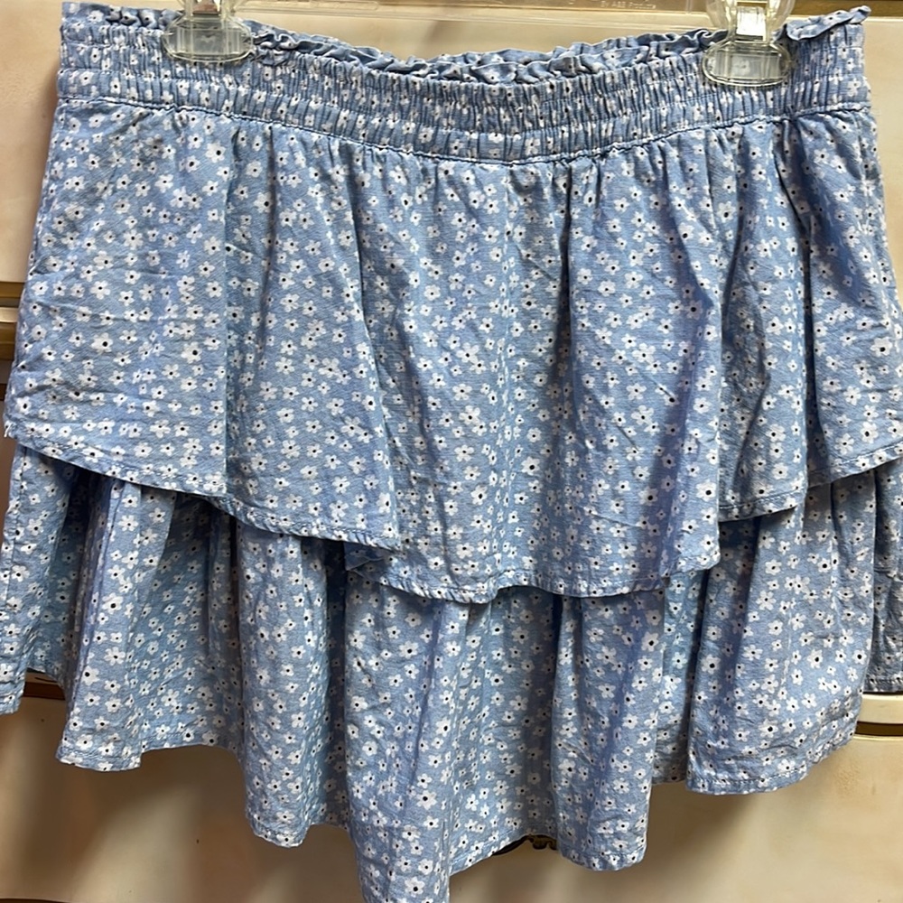 COPY - American Eagle Blue & White Floral Skort size large